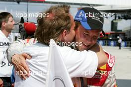 06.06.2004 Klettwitz, Germany,  DTM, Sunday, Mattias Ekström (SWE), Audi Sport Team Abt, Audi A4 DTM (2nd), being congratulated by a team member - DTM Season 2004 at Lausitzring (Deutsche Tourenwagen Masters)