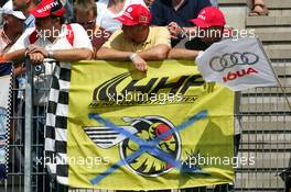 08.08.2004 Oschersleben, Germany,  DTM, Sunday, Fans of Heinz-Harald Frentzen (GER), OPC Team Holzer, who indeed does not drive for Jordan anymore - DTM Season 2004 at Motopark Oschersleben (Deutsche Tourenwagen Masters)
