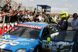 08.08.2004 Oschersleben, Germany,  DTM, Sunday, Manuel Reuter (GER), OPC Team Holzer, Portrait, being cheered by his Opel mechanics after finishing 3rd - DTM Season 2004 at Motopark Oschersleben (Deutsche Tourenwagen Masters)