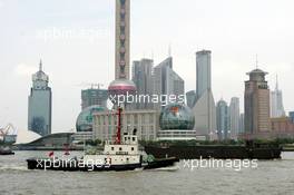 15.07.2004 Shanghai, China,  DTM, Thursday, Boats on the Huangpu river passing by the Oriental Riverside hotel and the 468-meter high Oriental Pearl TV tower - DTM Season 2004 at Pu Dong Street Circuit Shanghai (Deutsche Tourenwagen Masters)