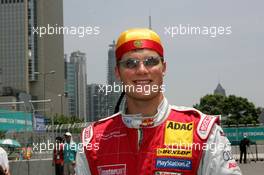 18.07.2004 Shanghai, China,  DTM, Sunday, Martin Tomczyk (GER), Audi Sport Team Abt, Portrait, with a tradition Chinese hat - DTM Season 2004 at Pu Dong Street Circuit Shanghai (Deutsche Tourenwagen Masters)