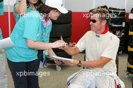 18.07.2004 Shanghai, China,  DTM, Sunday, Tom Kristensen (DNK), Audi Sport Team Abt Sportsline, Portrait, signing autographs for fans - DTM Season 2004 at Pu Dong Street Circuit Shanghai (Deutsche Tourenwagen Masters)