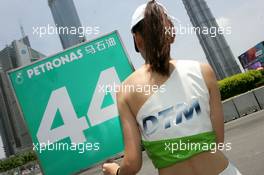 18.07.2004 Shanghai, China,  DTM, Sunday, Chinese grid girl - DTM Season 2004 at Pu Dong Street Circuit Shanghai (Deutsche Tourenwagen Masters)