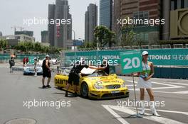 18.07.2004 Shanghai, China,  DTM, Sunday, Cars line up for the pre-grid - DTM Season 2004 at Pu Dong Street Circuit Shanghai (Deutsche Tourenwagen Masters)