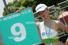 18.07.2004 Shanghai, China,  DTM, Sunday, Chinese grid girl - DTM Season 2004 at Pu Dong Street Circuit Shanghai (Deutsche Tourenwagen Masters)