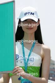 18.07.2004 Shanghai, China,  DTM, Sunday, Chinese grid girl - DTM Season 2004 at Pu Dong Street Circuit Shanghai (Deutsche Tourenwagen Masters)