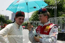 18.07.2004 Shanghai, China,  DTM, Sunday, Christijan Albers (NED), DaimlerChrysler Bank AMG-Mercedes, Portrait (left) and Mattias Ekström (SWE), Audi Sport Team Abt, Portrait (right), with traditional Chinese hats - DTM Season 2004 at Pu Dong Street Circuit Shanghai (Deutsche Tourenwagen Masters)