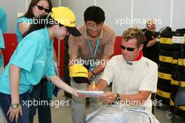 18.07.2004 Shanghai, China,  DTM, Sunday, Tom Kristensen (DNK), Audi Sport Team Abt Sportsline, Portrait, signing autographs for fans - DTM Season 2004 at Pu Dong Street Circuit Shanghai (Deutsche Tourenwagen Masters)