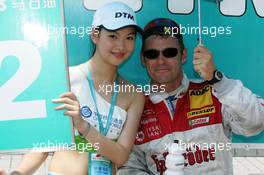 18.07.2004 Shanghai, China,  DTM, Sunday, Tom Kristensen (DNK), Audi Sport Team Abt Sportsline, Portrait, posing with his Chinese grid girl - DTM Season 2004 at Pu Dong Street Circuit Shanghai (Deutsche Tourenwagen Masters)