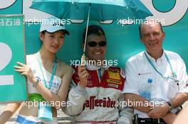 18.07.2004 Shanghai, China,  DTM, Sunday, Tom Kristensen (DNK), Audi Sport Team Abt Sportsline, Portrait (center) and Dr. Wolfgang Ullrich (GER), Audi's Head of Sport (right), posing with a grid girl - DTM Season 2004 at Pu Dong Street Circuit Shanghai (Deutsche Tourenwagen Masters)