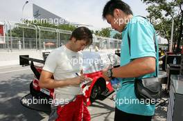 18.07.2004 Shanghai, China,  DTM, Sunday, Heinz-Harald Frentzen (GER), OPC Team Holzer, Portrait, signing an autograph for a fan - DTM Season 2004 at Pu Dong Street Circuit Shanghai (Deutsche Tourenwagen Masters)