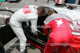 18.07.2004 Shanghai, China,  DTM, Sunday, Bernd Schneider (GER), Vodafone AMG-Mercedes, Portrait (left), showing Heinz-Harald Frentzen (GER), OPC Team Holzer, Portrait (right) what they have done against the heat in the Mercedes car - DTM Season 2004 at Pu Dong Street Circuit Shanghai (Deutsche Tourenwagen Masters)