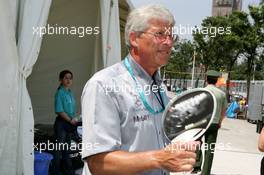 18.07.2004 Shanghai, China,  DTM, Sunday, Trying everything keep a little cool - DTM Season 2004 at Pu Dong Street Circuit Shanghai (Deutsche Tourenwagen Masters)