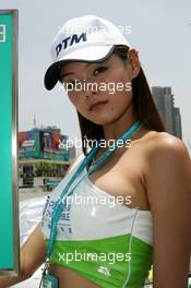 18.07.2004 Shanghai, China,  DTM, Sunday, Chinese grid girl - DTM Season 2004 at Pu Dong Street Circuit Shanghai (Deutsche Tourenwagen Masters)