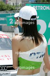 18.07.2004 Shanghai, China,  DTM, Sunday, Chinese grid girl - DTM Season 2004 at Pu Dong Street Circuit Shanghai (Deutsche Tourenwagen Masters)