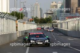 18.07.2004 Shanghai, China,  DTM, Sunday, Gary Paffett (GBR), C-Klasse AMG-Mercedes, AMG-Mercedes C-Klasse, leading confortably at the start of the race thanks to an accident at the first corner - DTM Season 2004 at Pu Dong Street Circuit Shanghai (Deutsche Tourenwagen Masters)