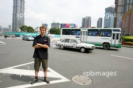 15.07.2004 Shanghai, China,  DTM, Thursday, DTM driver Jeroen Bleekemolen (NED), OPC Euroteam, Portrait, at a busy roundabout which will also be part of the circuit - DTM Season 2004 at Pu Dong Street Circuit Shanghai (Deutsche Tourenwagen Masters)