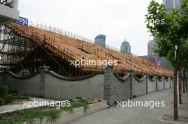 15.07.2004 Shanghai, China,  DTM, Thursday, One of the temporary wooden grandstands build on rusty metal poles - DTM Season 2004 at Pu Dong Street Circuit Shanghai (Deutsche Tourenwagen Masters)