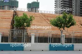 15.07.2004 Shanghai, China,  DTM, Thursday, One of the wooden temporary grandstands build on rusty metal tubes - DTM Season 2004 at Pu Dong Street Circuit Shanghai (Deutsche Tourenwagen Masters)