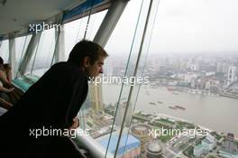 15.07.2004 Shanghai, China,  DTM, Thursday, DTM driver Jeroen Bleekemolen (NED), OPC Euroteam, Portrait, enjoying the view from the 263-meter high viewing point in the 468-meter high Oriental Pearl TV tower - DTM Season 2004 at Pu Dong Street Circuit Shanghai (Deutsche Tourenwagen Masters)