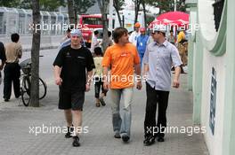 15.07.2004 Shanghai, China,  DTM, Thursday, Markus Winkelhock (GER), Original-Teile AMG-Mercedes, Portrait, with two of his mechanics walking in the streets of Shanghai - DTM Season 2004 at Pu Dong Street Circuit Shanghai (Deutsche Tourenwagen Masters)