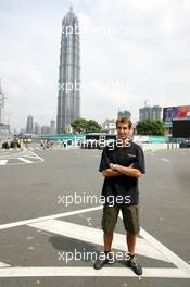 15.07.2004 Shanghai, China,  DTM, Thursday, DTM driver Jeroen Bleekemolen (NED), OPC Euroteam, Portrait, with in the background the 421-meter high Hyatt Hotel - DTM Season 2004 at Pu Dong Street Circuit Shanghai (Deutsche Tourenwagen Masters)