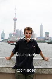 15.07.2004 Shanghai, China,  DTM, Thursday, DTM driver Jeroen Bleekemolen (NED), OPC Euroteam, Portrait, in front of the Hunagpu river. In the background the 468-meter high Oriental Pearl TV tower - DTM Season 2004 at Pu Dong Street Circuit Shanghai (Deutsche Tourenwagen Masters)