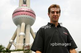 15.07.2004 Shanghai, China,  DTM, Thursday, DTM driver Jeroen Bleekemolen (NED), OPC Euroteam, Portrait with the 468-meter high Oriental Pearl TV tower - DTM Season 2004 at Pu Dong Street Circuit Shanghai (Deutsche Tourenwagen Masters)