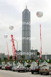 15.07.2004 Shanghai, China,  DTM, Thursday, The 421-meter high Hyatt Hotel with Audi promotion balloons - DTM Season 2004 at Pu Dong Street Circuit Shanghai (Deutsche Tourenwagen Masters)