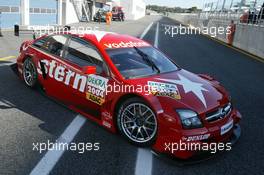 15.03.2004 Estoril, Portugal,  The new Opel Vectra GTS V8 of Manuel Reuter (GER), OPC Team Holzer, Opel Vectra GTS V8, returning to the pits - DTM Test Estoril, Circuito do Estoril, Portugal