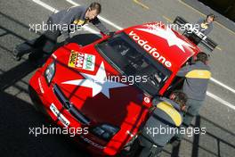 15.03.2004 Estoril, Portugal,  Mechanics push the car of Manuel Reuter (GER), OPC Team Holzer, Opel Vectra GTS V8, back into the pits - DTM Test Estoril, Circuito do Estoril, Portugal