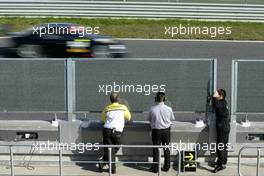 15.03.2004 Estoril, Portugal,  Bernd Schneider (GER), Vodafone AMG-Mercedes, Mercedes-Benz C-Class DTM, passing his race engineer Alex Randolph (GER), Engineer of Christijan Albers (NED), DaimlerChrysler Bank AMG-Mercedes, Mercedes-Benz C-Class DTM (center) - DTM Test Estoril, Circuito do Estoril, Portugal