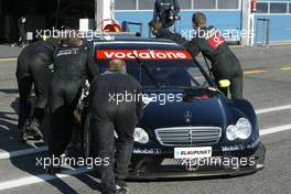 15.03.2004 Estoril, Portugal,  Mechanics push the car black car of Bernd Schneider (GER), Vodafone AMG-Mercedes, Mercedes-Benz C-Class DTM, back into the pits - DTM Test Estoril, Circuito do Estoril, Portugal