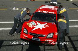 15.03.2004 Estoril, Portugal,  Mechanics push the car of Manuel Reuter (GER), OPC Team Holzer, Opel Vectra GTS V8, back into the pits - DTM Test Estoril, Circuito do Estoril, Portugal