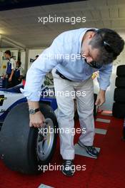10.09.2004 Dijon, France, Friday 10 September 2004, Fabrizio Nosco, ITA, Technical Delegate, marking the tyres before the start of a free practice session - SUPERFUND EURO 3000 Championship Rd 7, Circuit Dijon-Prenois, France, FRA - SUPERFUND COPYRIGHT FREE editorial use only