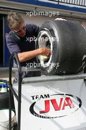 10.09.2004 Dijon, France, Friday 10 September 2004, Mechanic cleaning the tyres/wheels after the practice sessions - SUPERFUND EURO 3000 Championship Rd 7, Circuit Dijon-Prenois, France, FRA - SUPERFUND COPYRIGHT FREE editorial use only