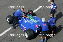 10.09.2004 Dijon, France, Friday 10 September 2004, Mechanics of GP Racing pull the car of Fabrizio Del Monte, ITA, GP Racing, back into the pitbox - SUPERFUND EURO 3000 Championship Rd 7, Circuit Dijon-Prenois, France, FRA - SUPERFUND COPYRIGHT FREE editorial use only