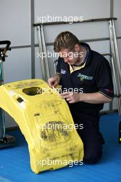 28.05.2004 Estoril, Portugal, Friday 28 May 2004, Mechanic preparing the seat for Sven Heidfeld, GER, Zele Racing - SUPERFUND EURO 3000 Championship Rd 2, Estoril, Portugal, PRT - SUPERFUND COPYRIGHT FREE editorial use only
