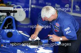 28.05.2004 Estoril, Portugal, Friday 28 May 2004, Mechanic cleaning the car of Maxime Hodencq, BEL, GP Racing - SUPERFUND EURO 3000 Championship Rd 2, Estoril, Portugal, PRT - SUPERFUND COPYRIGHT FREE editorial use only