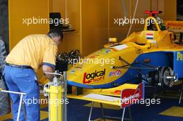 28.05.2004 Estoril, Portugal, Friday 28 May 2004, Mechanic working on the car of Nicky Pastorelli, NED, Draco Racing Jr. Team - SUPERFUND EURO 3000 Championship Rd 2, Estoril, Portugal, PRT - SUPERFUND COPYRIGHT FREE editorial use only