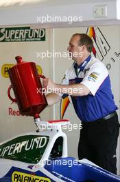 29.05.2004 Estoril, Portugal, Saturday 29 May 2004, Mechanic refuelling a car - SUPERFUND EURO 3000 Championship Rd 2, Estoril, Portugal, PRT - SUPERFUND COPYRIGHT FREE editorial use only