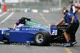 29.05.2004 Estoril, Portugal, Saturday 29 May 2004, Mechanics pull the car of Tor Graves, GBR, GP Racing, back into the pitbox - SUPERFUND EURO 3000 Championship Rd 2, Estoril, Portugal, PRT - SUPERFUND COPYRIGHT FREE editorial use only