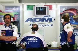29.05.2004 Estoril, Portugal, Saturday 29 May 2004, ADM Motorsport technicians follow the laptimes on a monitor in the pitbox - SUPERFUND EURO 3000 Championship Rd 2, Estoril, Portugal, PRT - SUPERFUND COPYRIGHT FREE editorial use only
