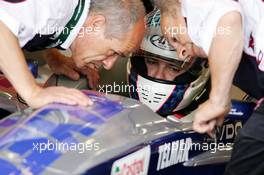 29.05.2004 Estoril, Portugal, Saturday 29 May 2004, Mechanics look on the dash together with Rafael Sarandeses, ESP, Power Tech - SUPERFUND EURO 3000 Championship Rd 2, Estoril, Portugal, PRT - SUPERFUND COPYRIGHT FREE editorial use only