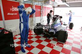 29.05.2004 Estoril, Portugal, Saturday 29 May 2004, Rafael Sarandeses, ESP, Power Tech, in the pitbox, getting ready to go out - SUPERFUND EURO 3000 Championship Rd 2, Estoril, Portugal, PRT - SUPERFUND COPYRIGHT FREE editorial use only