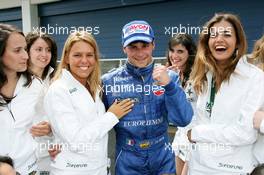 30.05.2004 Estoril, Portugal, Sunday 30 May 2004, Race winner Fabrizio Del Monte, ITA, GP Racing, portrait, with the SUPERFUND grid girls - SUPERFUND EURO 3000 Championship Rd 2, Estoril, Portugal, PRT - SUPERFUND COPYRIGHT FREE editorial use only