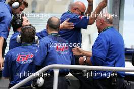 30.05.2004 Estoril, Portugal, Sunday 30 May 2004, The GP Racing team overjoyed with another victory of Fabrizio Del Monte, ITA, GP Racing - SUPERFUND EURO 3000 Championship Rd 2, Estoril, Portugal, PRT - SUPERFUND COPYRIGHT FREE editorial use only