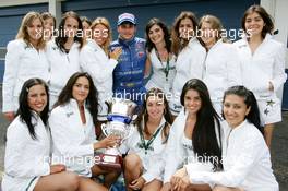 30.05.2004 Estoril, Portugal, Sunday 30 May 2004, Race winner Fabrizio Del Monte, ITA, GP Racing, portrait, with the SUPERFUND grid girls - SUPERFUND EURO 3000 Championship Rd 2, Estoril, Portugal, PRT - SUPERFUND COPYRIGHT FREE editorial use only