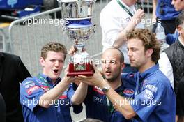 30.05.2004 Estoril, Portugal, Sunday 30 May 2004, Mechanics of the GP Racing team with the trophy for the winning team - SUPERFUND EURO 3000 Championship Rd 2, Estoril, Portugal, PRT - SUPERFUND COPYRIGHT FREE editorial use only
