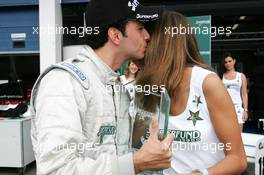 30.05.2004 Estoril, Portugal, Sunday 30 May 2004, One of the SUPERFUND grid girls hands Chistiano Tuka Rocha, BRA, Zele Racing, portrait, the trophy for the Man of the Race (in Brno), choosen by the viewers of German DSF TV and visitors of the www.superfundeuro3000.com website - SUPERFUND EURO 3000 Championship Rd 2, Estoril, Portugal, PRT - SUPERFUND COPYRIGHT FREE editorial use only